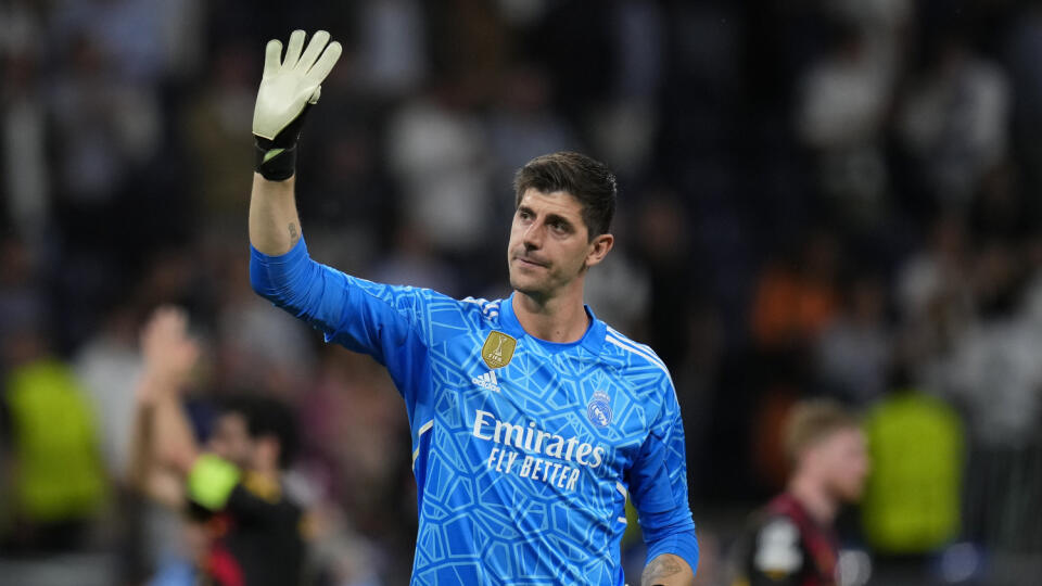 WA 3 archív Madrid - Na archívnej snímke z 9. mája 2023 brankár Realu Madrid Thibaut Courtois máva divákom po úvodnom semifinálovom zápase Ligy majstrov Real Madrid - Manchester City v Madride. Belgický futbalový brankár Thibaut Courtois má za sebou úspešnú operáciu zraneného kolena. Belgický brankár sa zranil pred týždňom počas tréningu. FOTO TASR/AP
FILE - Real Madrid's goalkeeper Thibaut Courtois waves to fans at the end of the Champions League semifinal first leg soccer match between Real