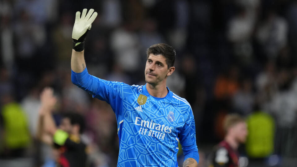 WA 3 archív Madrid - Na archívnej snímke z 9. mája 2023 brankár Realu Madrid Thibaut Courtois máva divákom po úvodnom semifinálovom zápase Ligy majstrov Real Madrid - Manchester City v Madride. Belgický futbalový brankár Thibaut Courtois má za sebou úspešnú operáciu zraneného kolena. Belgický brankár sa zranil pred týždňom počas tréningu. FOTO TASR/AP 

FILE - Real Madrid's goalkeeper Thibaut Courtois waves to fans at the end of the Champions League semifinal first leg soccer match between Real 