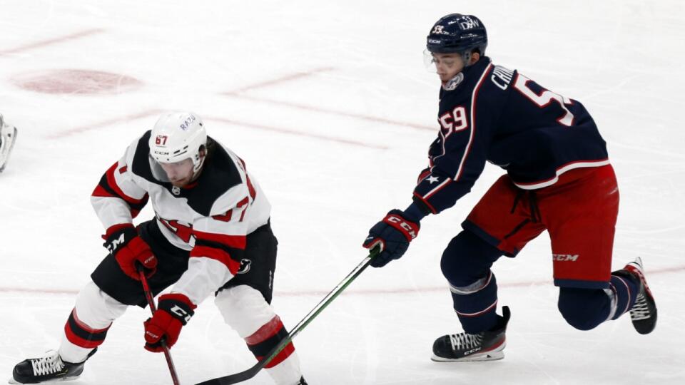 EBE 2 Columbus - Na snímke vľavo slovenský útočník Devils Marián Studenič, vpravo hráč Columbusu Jegor Činachov v zápase hokejovej NHL Columbus Blue Jackets - New Jersey Devils v noci na 9. januára 2022. FOTO TASR/AP
New Jersey Devils forward Marian Studenic, left, is defended by Columbus Blue Jackets forward Yegor Chinakhov during the third period of an NHL hockey game in Columbus, Ohio, Saturday, Jan. 8, 2022. The Blue Jackets won 4-3. (AP Photo/Paul Vernon)