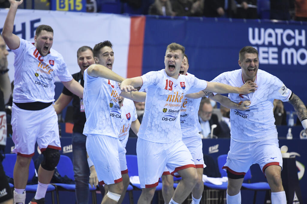 Na snímke hráči Slovenska sa tešia po výhre 31:26 v zápase základnej F-skupiny majstrovstiev Európy v hádzanej mužov.