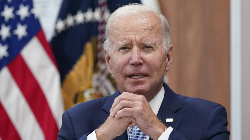 WA 61 archív Washington - Na archívnej snímke z 28. júla 2022 americký prezident Joe Biden rozpráva o ekonomike v Bielom dome vo Washingtone. Joe Biden mal v sobotu 30. júla opäť pozitívne výsledky testu na koronavírusové ochorenie COVID-19. FOTO TASR/AP
FILE - President Joe Biden speaks about the economy during a meeting with CEOs in the South Court Auditorium on the White House complex in Washington, Thursday, July 28, 2022. Biden tested positive for COVID-19 again Saturday, July 30, slightly