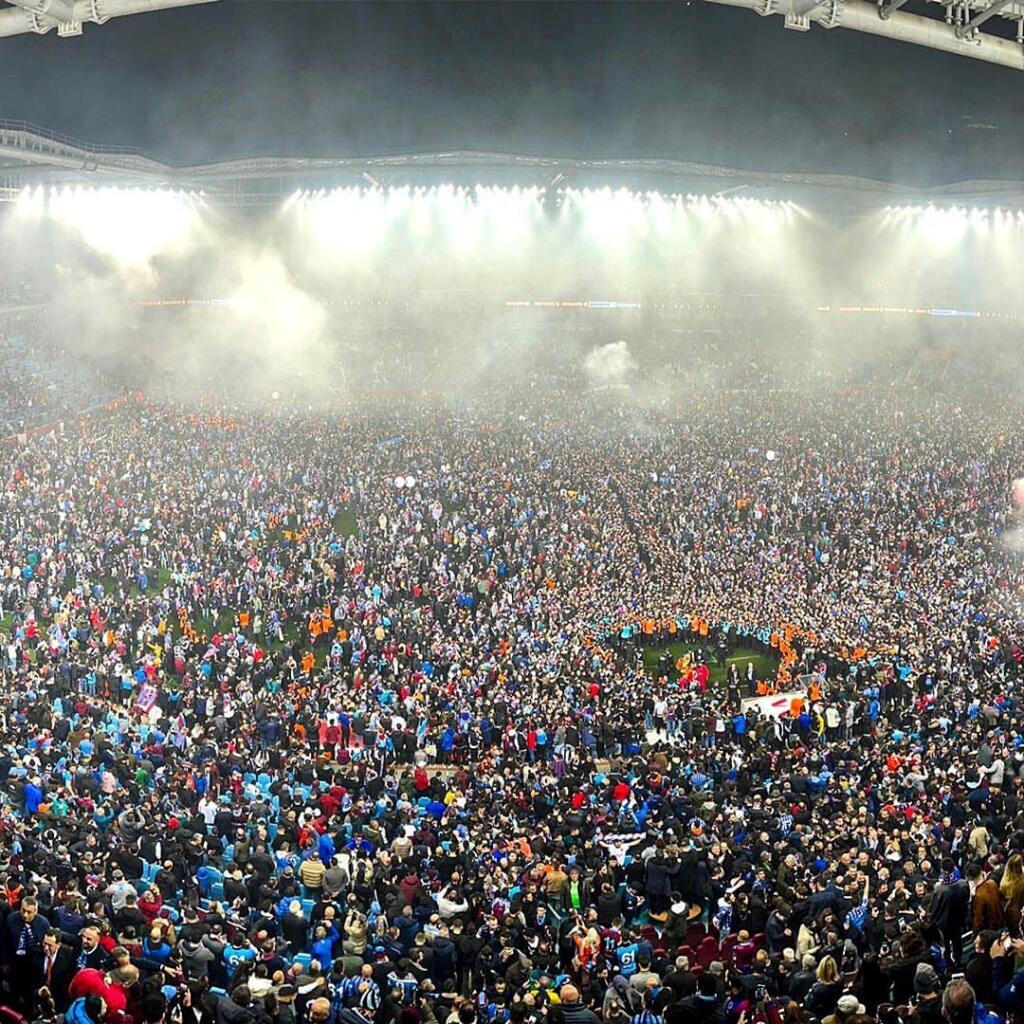Fanúšikovia po zápase zaplavili ihrisko.