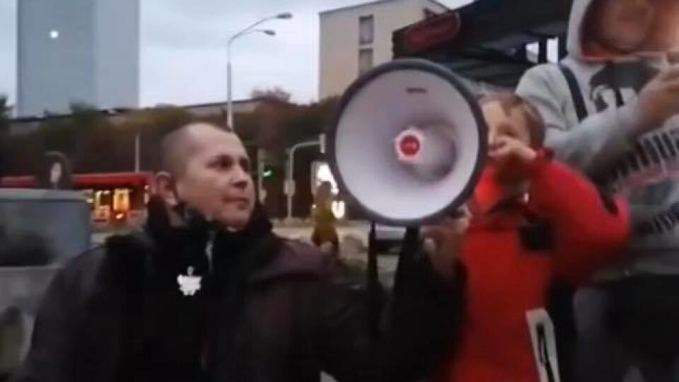 Polícia pátra po osobách z VIDEA z bratislavského protestu - po deťoch a aj po ich rodičoch.
