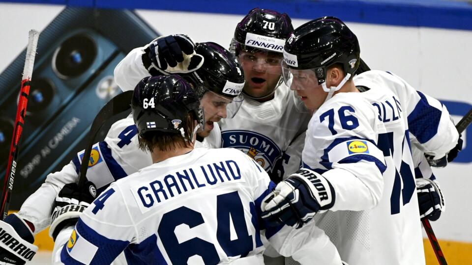 WA 67 Tampere - Hokejisti Fínska sa tešia po strelení gólu počas zápasu základnej B-skupiny Lotyšsko - Fínsko na 85. majstrovstvách sveta v ľadovom hokeji v Tampere v sobotu 14. mája 2022. FOTO TASR/AP
Team of Finland celebrate a goal during the 2022 IIHF Ice Hockey World Championships preliminary round group B match between Latvia and Finland in Tampere, Finland, Saturday, May 14, 2022. (Emmi Korhonen/Lehtikuva via AP)