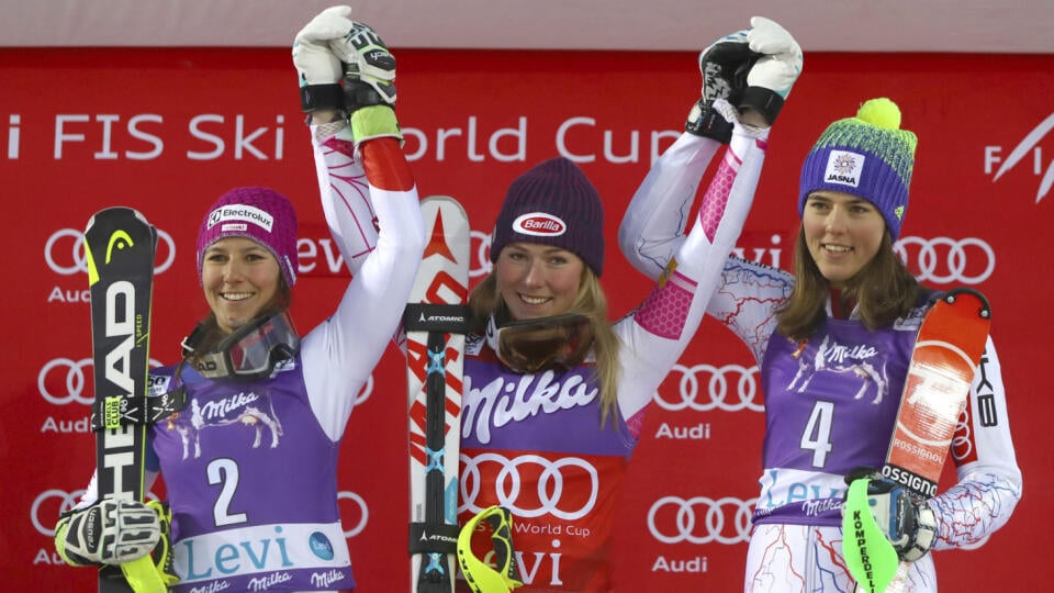 Na archívnej snímke v strede víťazka americká slalomárka Mikaela Shiffrinová, vľavo Švajčiarka Wendy Holdenerová a vpravo slovenská slalomárka Petra Vlhová.