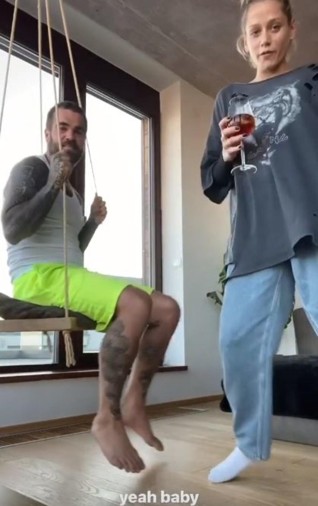 Filip má doma hojdačku.