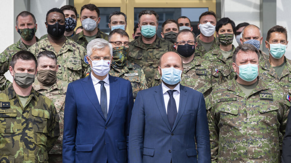 Na snímke sprava v popredí veliteľ NFIU plukovník Peter Brauner, minister obrany SR Jaroslav Naď (OĽaNO) a minister zahraničných vecí a európskych záležitostí SR Ivan Korčok (nomnant SaS) počas tlačovej konferencie po návšteve Styčného tímu pre integráciu síl NATO na Slovensku (NFIU) v Bratislave 19. mája 2020. FOTO TASR - Jaroslav Novák
