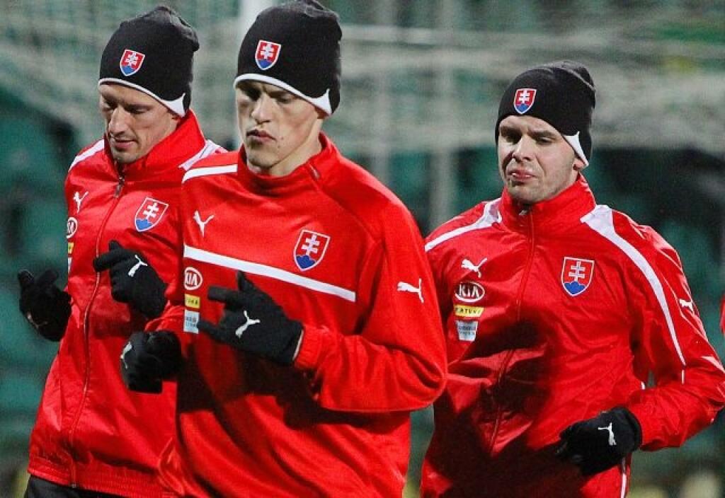 FUTBAL: Zraz futbalovej reprezentácie
Sprava: Michal Ďuriš a Martin Škrteľ pri tréningu počas zrazu pred dvojzápsom s Litvou a Švédskom. Žilina, 18. marec 2013. Foto: SITA/Branislav Račko