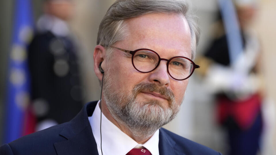 WA 29 Paríž - Český premiér Petr Fiala počúva počas spoločnej tlačovej konferencie s francúzskym prezidentom Emmanuelom Macronom (nie je na snímke) pred Elyzejským palácom v Paríži v utorok 7. júna 2022. Česko preberie 1. júla od Francúzska predsedníctvo v Rade EÚ. FOTO TASR/AP
Prime Minister of the Czech Republic, Petr Fiala attends a joint press conference with French President Emmanuel Macron prior to their meeting at the Elysee Palace, in Paris, France, Tuesday, June 7, 2022. (AP Photo/Fr