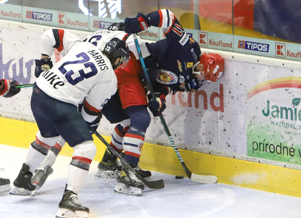 Na snímke zľava Brant Harris (Slovan) a Radovan Bondra (Zvolen) počas piateho zápasu semifinále Kaufland Play off Tipos extraligy HKM Zvolen – HC Slovan Bratislava vo Zvolene 21. apríla 2021. FOTO TASR - Ján Krošlák