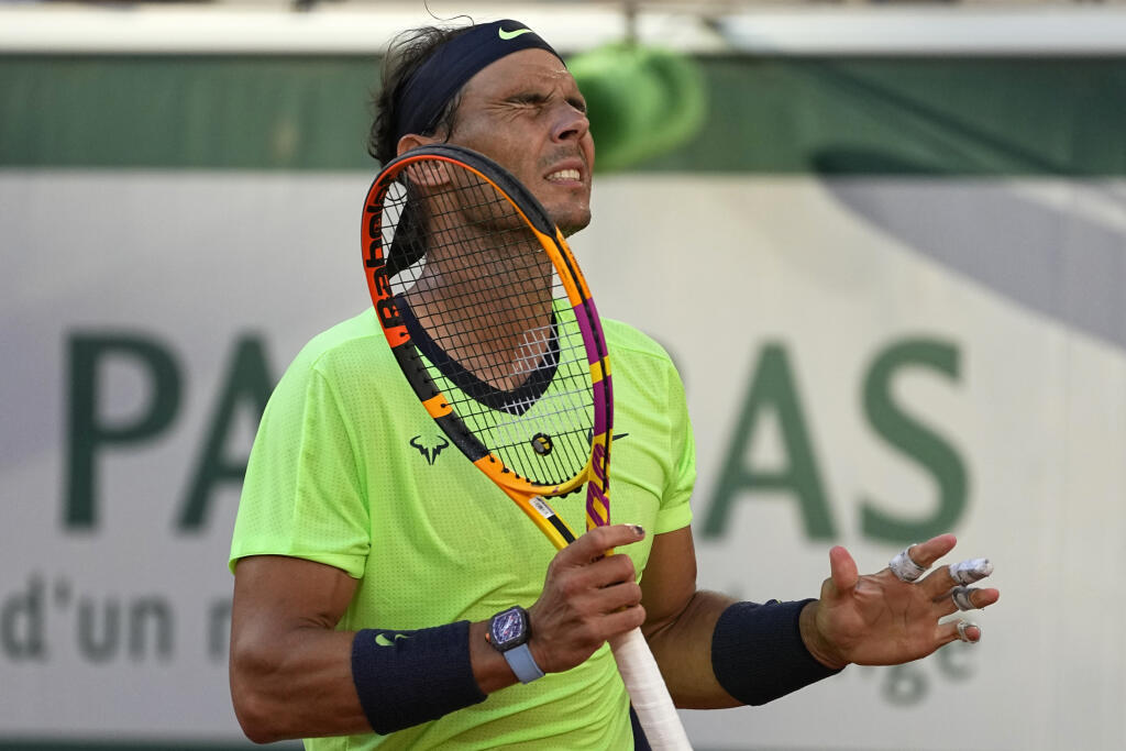 JB 58 Paríž - Španielsky tenista Rafael Nadal reaguje po bodovej strate v zápase proti Srbovi Novakovi Djokovičovi v semifinále dvojhry na grandslamovom turnaji Roland Garros v Paríži 11. júna 2021. FOTO TASR/AP
Spain's Rafael Nadal reacts after missing a point as he plays Serbia's Novak Djokovic during their semifinal match of the French Open tennis tournament at the Roland Garros stadium Friday, June 11, 2021 in Paris. (AP Photo/Michel Euler)