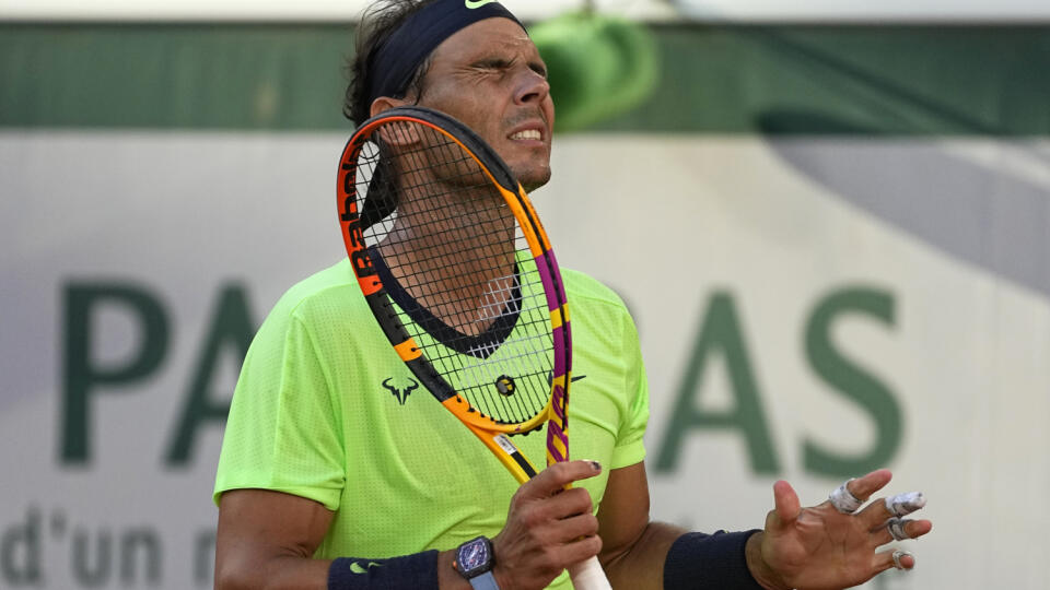 JB 58 Paríž - Španielsky tenista Rafael Nadal reaguje po bodovej strate v zápase proti Srbovi Novakovi Djokovičovi v semifinále dvojhry na grandslamovom turnaji Roland Garros v Paríži 11. júna 2021. FOTO TASR/AP
Spain's Rafael Nadal reacts after missing a point as he plays Serbia's Novak Djokovic during their semifinal match of the French Open tennis tournament at the Roland Garros stadium Friday, June 11, 2021 in Paris. (AP Photo/Michel Euler)
