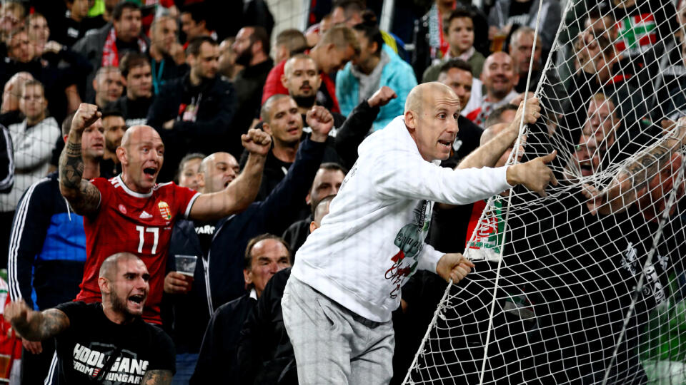 Bratislava - Zapojila sa už NAKA. Udalosti v hľadisku pondelkového kvalifikačného futbalového stretnutia o EURO 2020 medzi Maďarskom a Slovenskom (1:2) v Budapešti. Po našom zverejnení inkriminovanej fotografie fanúšika pri zapaľovaní slovenského šálu polícia začala konať.