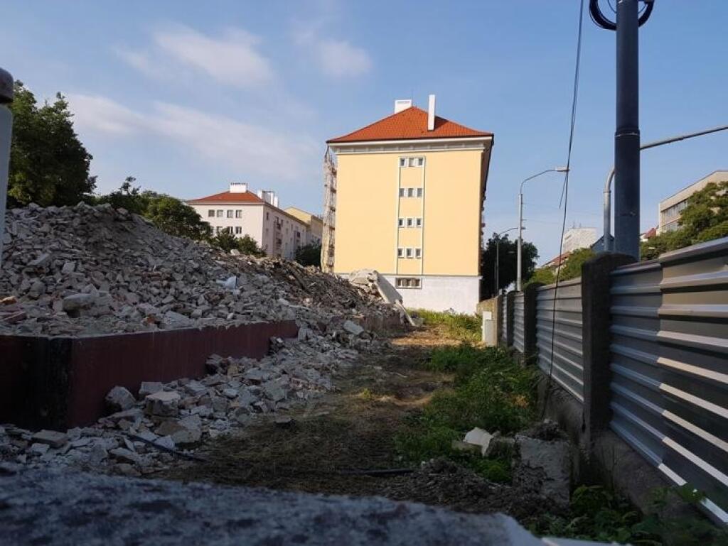 Projekt bytovky spájanej s Bašternákom stojí. Zostala len jama