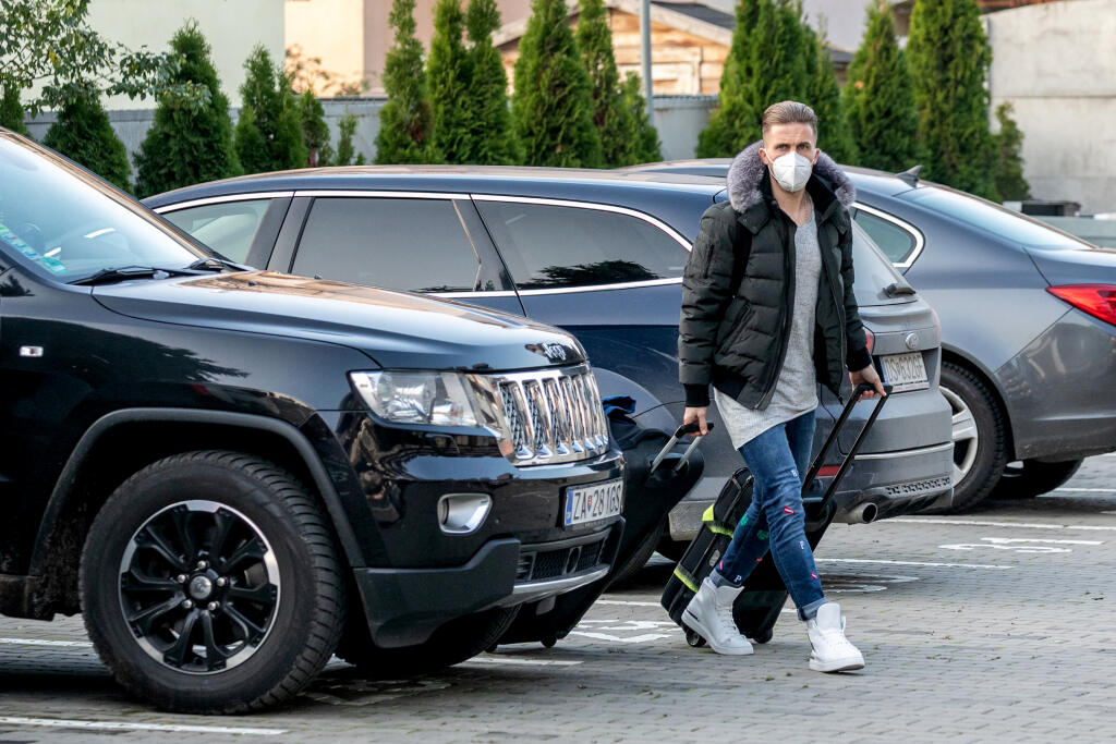 Pravý obranca Peter Pekarík jazdí na čiernom aute značky Jeep.
