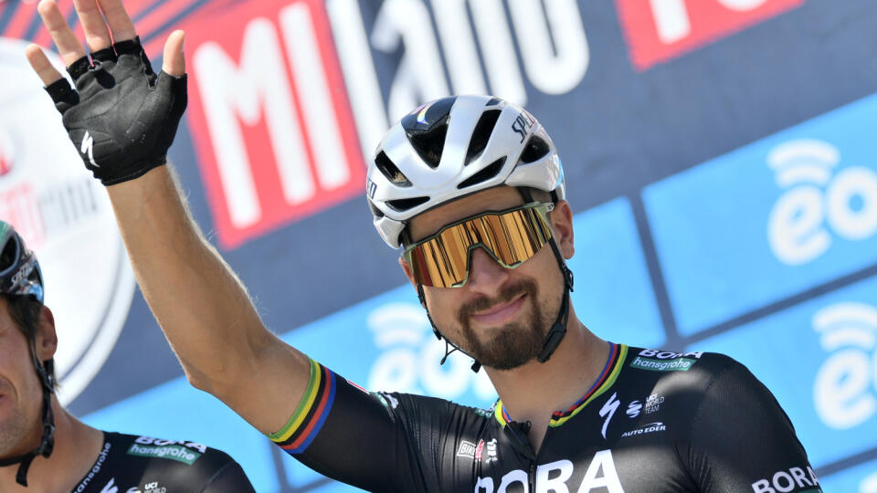 JB 4 Miláno - Slovenský cyklista Peter Sagan máva fanúšikom pred štartom cyklistických pretekov Miláno - Turín na 198 km dlhej trati v Miláne 5. augusta 2020. FOTO TASR/AP
Slovakia's Peter Sagan waves to fans before starting the Milano Torino, a 198-kilometer cycling race from Milan to Turin, in Milan, Italy, Wednesday, Aug. 5, 2020. (Fabio Ferrari/LaPresse via AP)