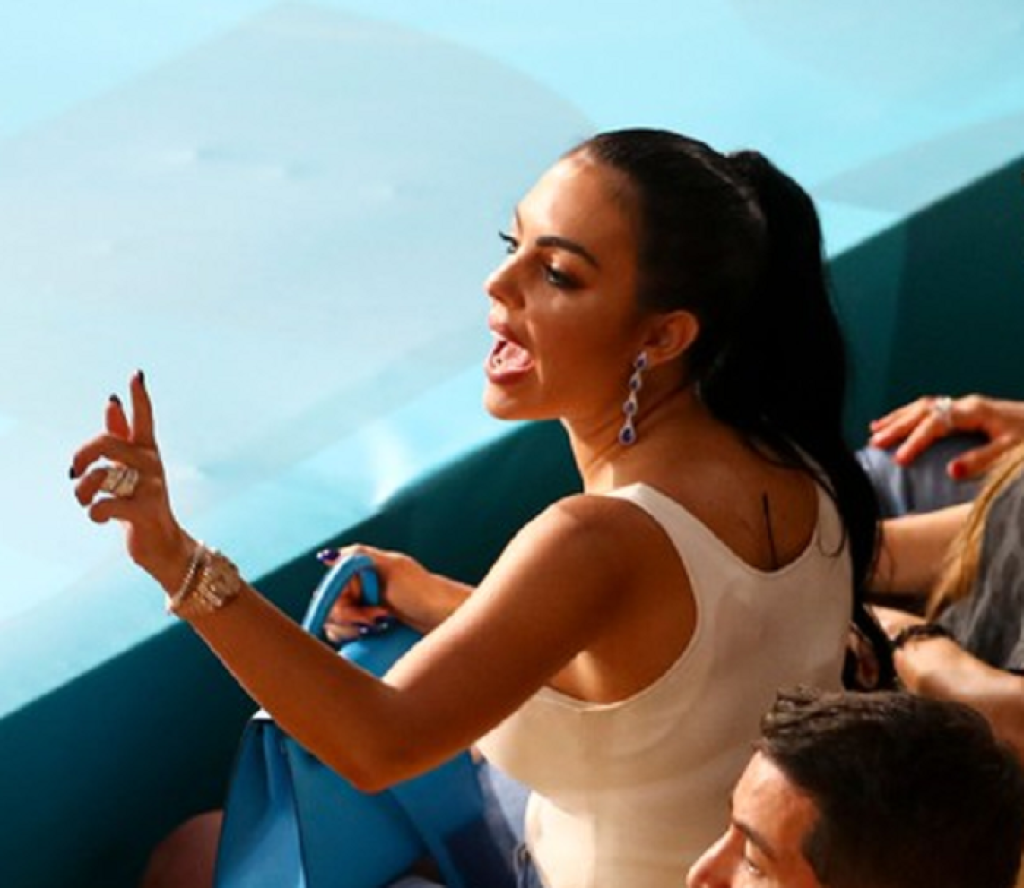 Bola neprehliadnuteľná. Partnerka Cristiana Ronalda Georgina sledovala na vlastné oči vypadnutie Portugalska z majstrovstiev Európy. Ako inak bola na tribúne stredobodom pozornosti paparazzi fotografov.