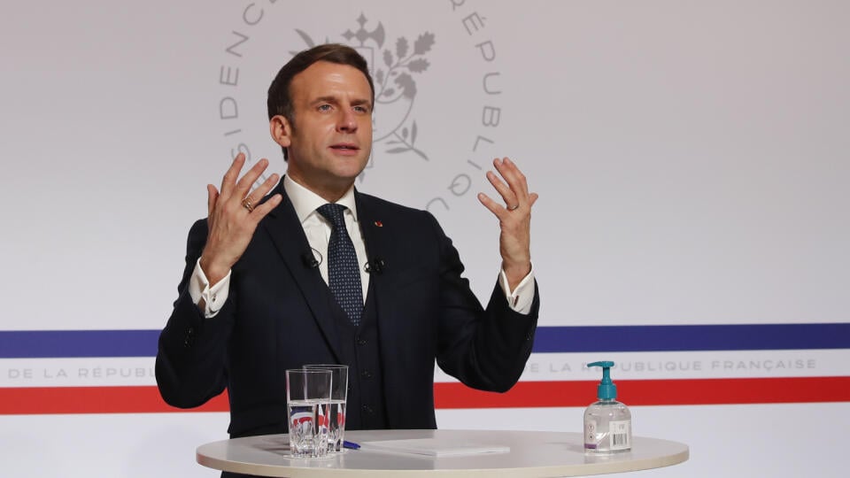 EBE 17 Paríž - Na snímke francúzsky prezident Emmanuel Macron počas tlačovej videokonferencie v rámci EÚ a Svetového ekonomického fóra (WEF) v Elyzejskom paláci v Paríži 26. januára 2021. FOTO TASR/AP
French President Emmanuel Macron, attends a video conference at the Elysee Palace in Paris, Tuesday, Jan. 26, 2021, with German Klaus Schwab, Founder and Executive Chairman of the World Economic Forum, WEF, on a video screen at the Davos Agenda in Geneva. The Davos Agenda from Jan. 25 to Jan. 29, 2