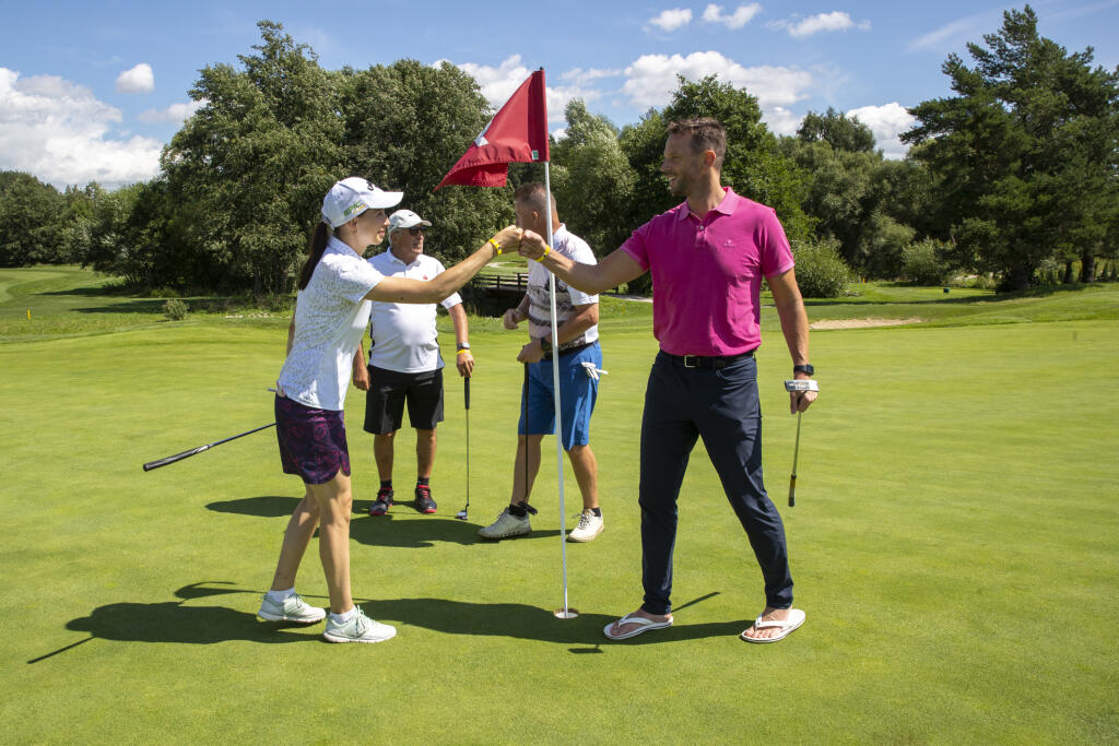 Lintner hral v tričku, dlhých nohaviciach a šľapkách. Práve netradičná obuv na golfovú partičku Sabbatiniho poriadne prekvapila.