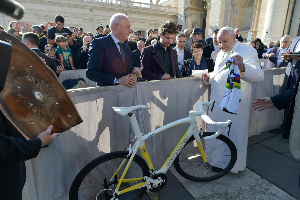 KK31 Vatikán - Trojnásobný majster sveta v cyklistike Slovák Peter Sagan daroval pápežovi Františkovi podpísaný dres majstra sveta a bicykel v pápežských farbách s nápisom