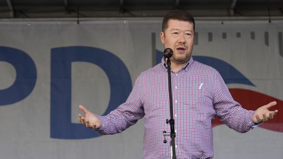 WA 17 Praha - Líder hnutia Sloboda a priama demokracia (SPD) Tomio Okamura počas predvolebného mítingu v Prahe v nedeľu 3. októbra 2021. V piatok 8. októbra a v sobotu 9. októbra sa uskutočnia v Česku voľby do Poslaneckej snemovne Parlamentu ČR. FOTO TASR/AP
Leader far right The Freedom and Direct Democracy (SPD) party Tomio Okamura adresses supporters at an election rally in Prague, Czech Republic, Sunday, Oct. 3, 2021. Hit by yet another scandal that links him to the hundreds rich worldwide i