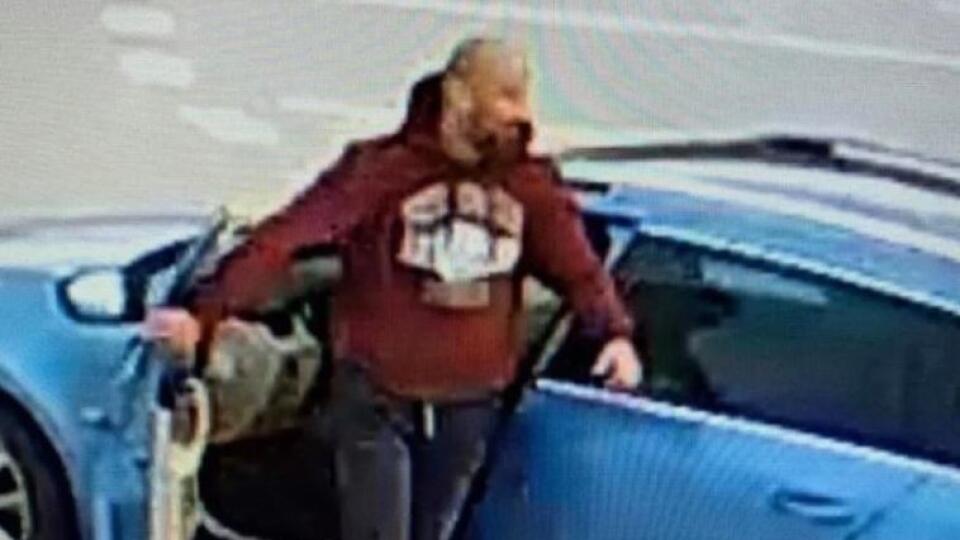 Na Panónskej ulici v Bratislave horeli autá, Podpaľača zachytili kamery.