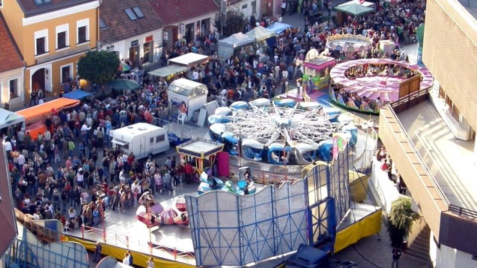 Vinobrania: Umelcov vyplácajú z mestskej kasy, honoráre sú teda verejné.