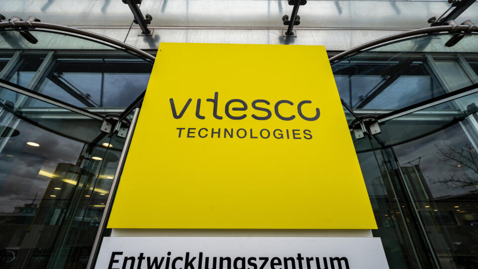 KK16 archív Regensburg - Na archívnej snímke z 27. februára 2020 nápis Vitesco pred areálom závodu v nemeckom Regensburgu. Nemecký výrobca automobilových komponentov Schaeffler plánuje prevziať dodávateľa technológií pre hnacie ústrojenstvo a pohonné jednotky, spoločnosť Vitesco. Schaeffler v pondelok 9. októbra 2023 oznámil, že akcionárom firmy ponúka 91 eur za akciu s cieľom zlúčenia oboch spoločností. FOTO TASR/DPA
ARCHIV - 27.02.2020, Bayern, Regensburg: «Vitesco Technologies- Entwicklungs