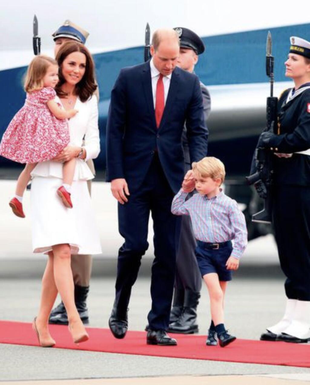 Rodinka po prílete do Varšavy, kde mala Kate spomínané šaty od Alexandra McQueena.