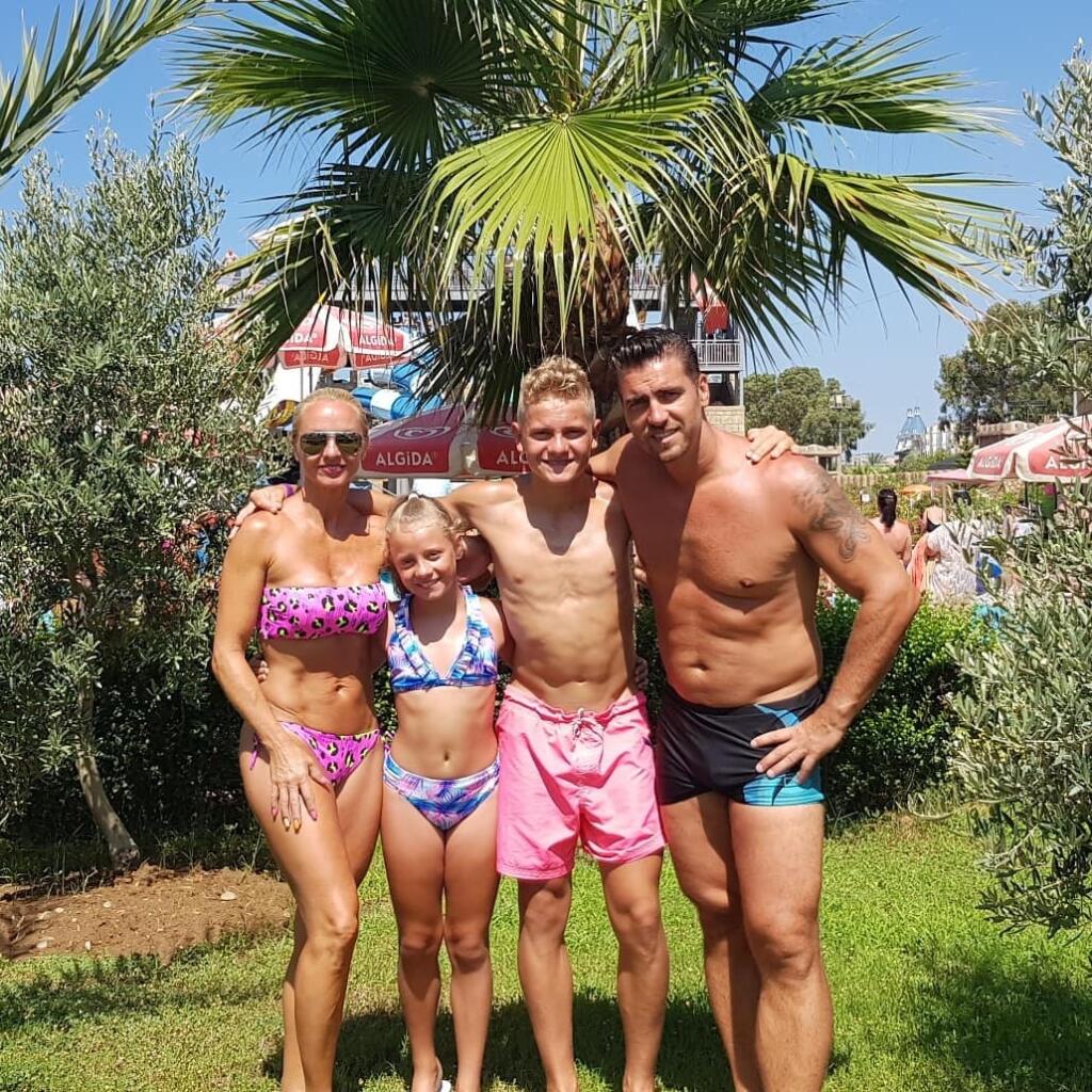 Veľký talent nášho hokeja Adam Sýkora sa môže pochváliť poriadne krásnou mamou a jeho otec Roman zase nádhernou manželkou.