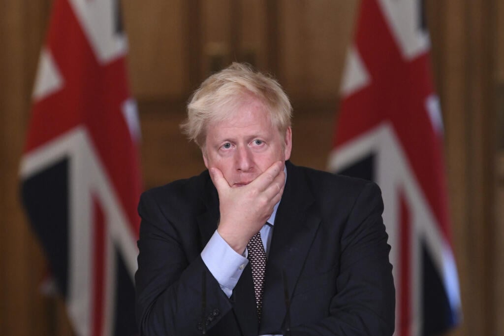 KK45 Londýn - Britský premiér Boris Johnson hovorí počas virtuálnej tlačovej konferencie po oznámení, že v Anglicku sa bude môcť od pondelka schádzať nanajvýš šesť osôb 9. septembra 2020 v Londýne. FOTO TASR/AP
Britain's Prime Minister Boris Johnson speaks during a virtual press conference at Downing Street, London, Wednesday Sept. 9, 2020, following the announcement that the legal limit on social gatherings is set to be reduced from 30 people to six. The change in England will come into forc