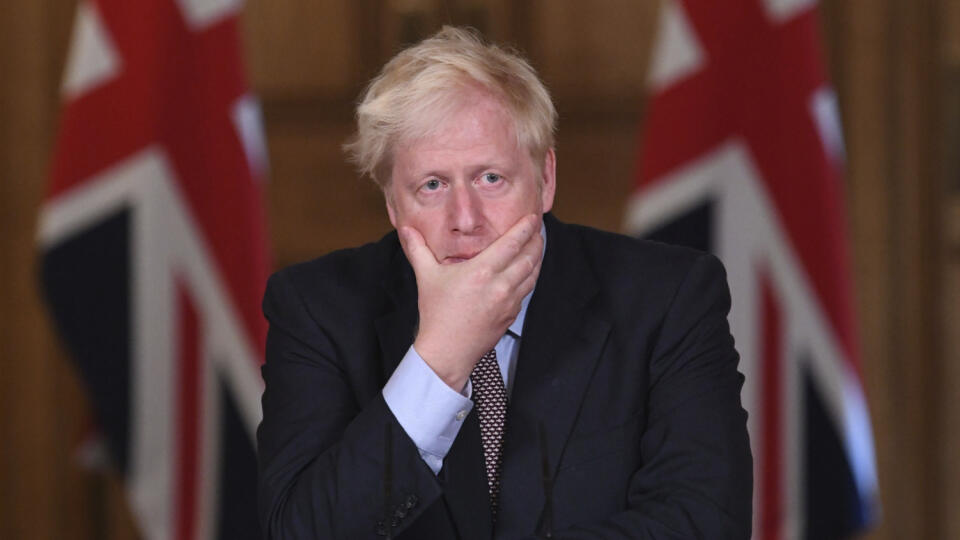 Britský premiér Boris Johnson hovorí počas virtuálnej tlačovej konferencie.