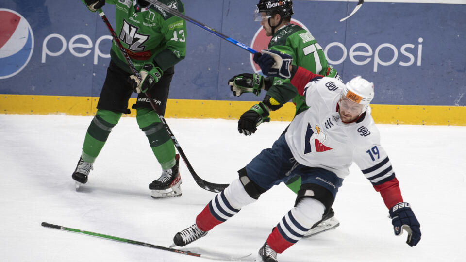 Na snímke sprava Milan Kytnár (Slovan), Ben Johnson a Mike Lee (obaja Nové Zámky) počas 22. kola Tipos extraligy HC Slovan Bratislava - HC MIKRON Nové Zámky 2. decembra 2022 v Bratislave. FOTO TASR - Pavel Neubauer