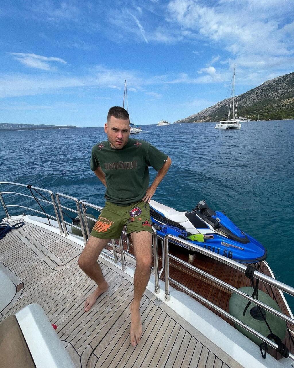 Zaujímavosťou je, že Dudovi robil spoločnosť okrem brazílskej priateľky Amandy, napríklad, aj slovenský reper Lukáš Kajanovič alias Pil C.