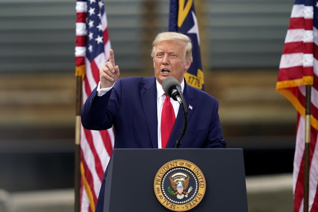 JB 45 Wilmington - Americký prezident Donald Trump počas prejavu na predvolebnom zhromaždení vo Wilmingtone 2. septembra 2020. V pozadí americká vojnová loď USS North Carolina. FOTO TASR/AP

With the USS Battleship North Carolina in the background, President Donald Trump speaks on Wednesday, Sept. 2, 2020, in Wilmington, N.C. (AP Photo/Gerry Broome)