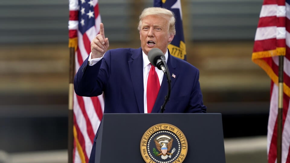 JB 45 Wilmington - Americký prezident Donald Trump počas prejavu na predvolebnom zhromaždení vo Wilmingtone 2. septembra 2020. V pozadí americká vojnová loď USS North Carolina. FOTO TASR/AP
With the USS Battleship North Carolina in the background, President Donald Trump speaks on Wednesday, Sept. 2, 2020, in Wilmington, N.C. (AP Photo/Gerry Broome)