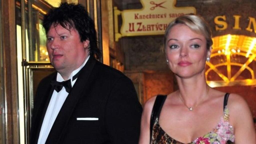 Dominikin otec Karel Gott bol vždy proti tomu, aby Dominika odišla do Fínska za muzikantom Timom Tollkim.