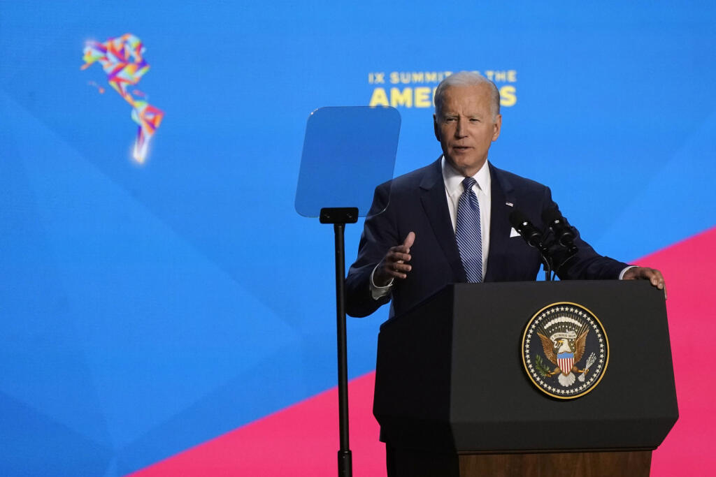 EBE 6 Los Angeles - Americký prezident Joe Biden (na snímke) vyzval v stredu 8. júna 2022 lídrov Amerík, aby svojim občanom ukázali, že demokracia funguje. Týmito slovami Biden otvoril summit Organizácie amerických štátov (OAŠ), na ktorom sa v americkom meste Los Angeles zišla väčšina lídrov krajín Severnej a Južnej Ameriky. FOTO TASR/AP


President Joe Biden speaks during the opening ceremony at the Summit of the Americas Wednesday, June 8, 2022, in Los Angeles. (AP Photo/Marcio Jose Sanchez)