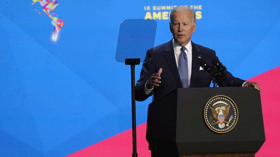 EBE 6 Los Angeles - Americký prezident Joe Biden (na snímke) vyzval v stredu 8. júna 2022 lídrov Amerík, aby svojim občanom ukázali, že demokracia funguje. Týmito slovami Biden otvoril summit Organizácie amerických štátov (OAŠ), na ktorom sa v americkom meste Los Angeles zišla väčšina lídrov krajín Severnej a Južnej Ameriky. FOTO TASR/AP
President Joe Biden speaks during the opening ceremony at the Summit of the Americas Wednesday, June 8, 2022, in Los Angeles. (AP Photo/Marcio Jose Sanchez)
