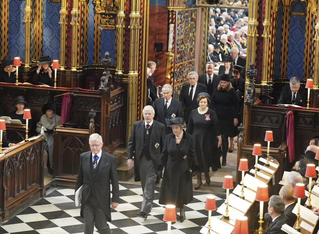 Bývalí britskí premiéri Johm Major a manželka Norma Majorová, Tony Blair a manželka Cherie Blairová, Gordon Brown a manželka Sarah Brownová, David Cameron a manželka Samantha Cameronová prichádzajú na štátny pohreb britskej kráľovnej Alžbety II. do Westminsterského opátstva v Londýne v pondelok 19. septembra 2022. FOTO TASR/AP