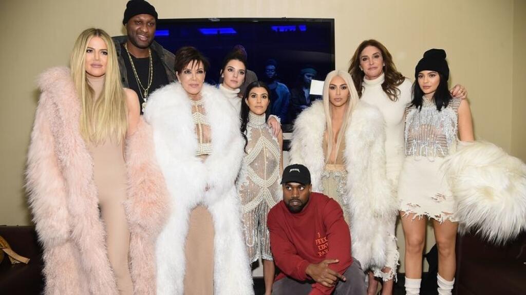 Kardashianovský klan - (zľava) Khloe Kardashian, Lamar Odom, Kris Jenner, Kendall Jenner, Kourtney Kardashian, Kanye West, Kim Kardashian, Caitlyn Jenner a Kylie Jenner.
