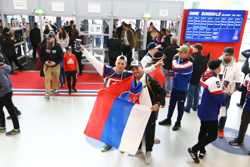 Slovenskí fanúšikovia sa aj pred zápasom proti Nemecku výborne bavili v okolí haly.