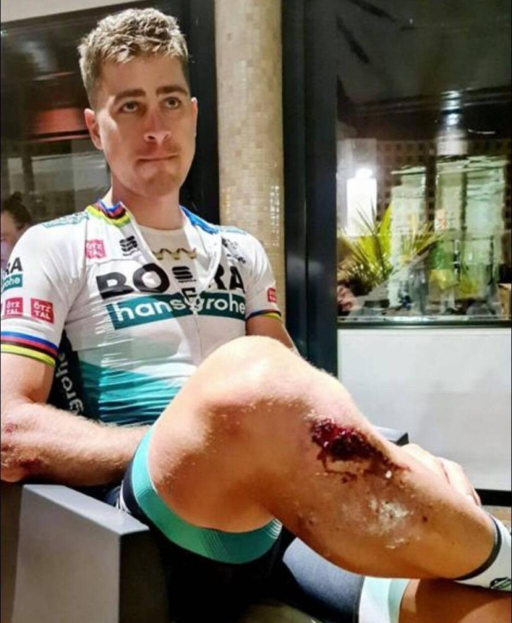 Sagan miesto darčeka, dostal na narodeniny poranenia. Tie mu ošetruje jeho brat Juraj.