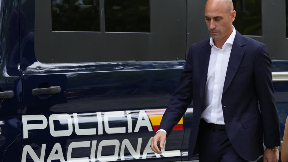 KK25 Madrid - Bývalý prezident Španielskej futbalovej federácie (RFEF) Luis Rubiales odchádza po vypočutí na najvyššom súde 15. septembra 2023 v Madride. Ten skúma, či má voči 46-ročnému funkcionárovi začať konanie, keďže čelí žalobe od hráčky Jennifer Hermosovej za sexuálne napadnutie a použitie nátlaku. FOTO TASR/AP
The former president of Spain's soccer federation Luis Rubiales, left, pases a police van as he leaves after testifying at the National Court in Madrid, Spain, Friday, Sept. 15, 20