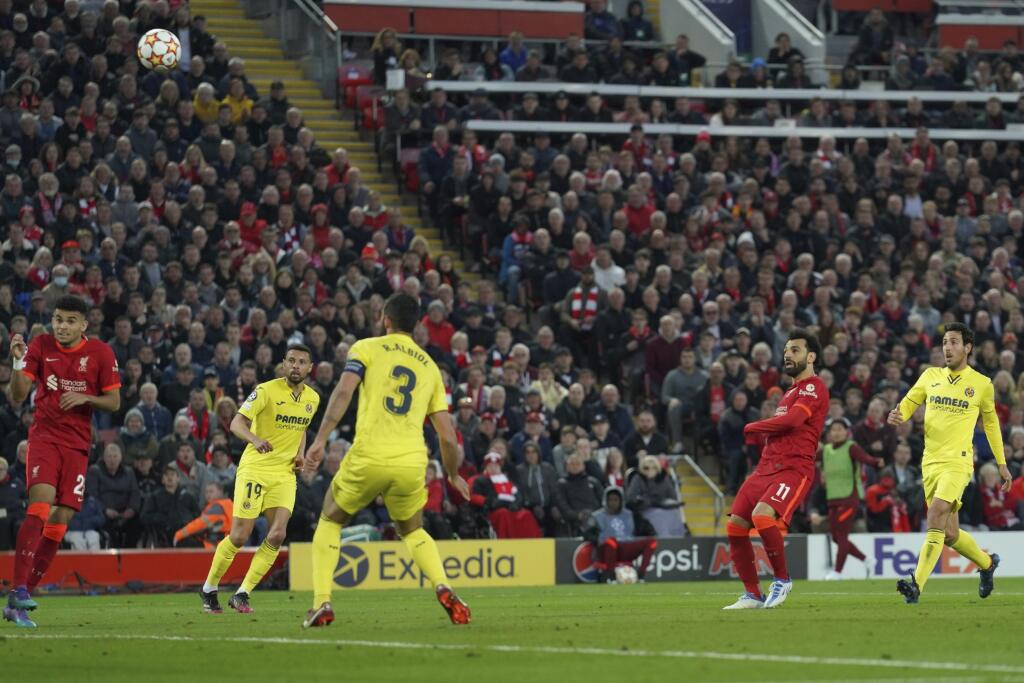 Hráč Liverpoolu Mohamed Salah (druhý sprava) sa pokúša skórovať proti Villarrealu počas 1. zápasu semifinále Ligy majstrov FC Liverpool - Villarreal CF v Liverpoole 27. apríla 2022.