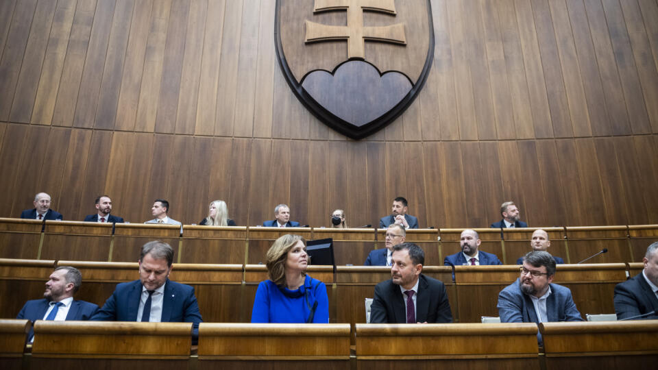 Na snímke predný rad zľava minister spravodlivosti SR Viliam Karas, podpredseda vlády SR a minister financií Igor Matovič (OĽANO), ministerka investícií, regionálneho rozvoja a informatizácie SR Veronika Remišová (Za ľudí), premiér SR Eduard Heger (OĽANO) a podpredseda vlády SR Štefan Holý (Sme rodina) sedia v pléne Národnej rada (NR) SR pred hlasovaním o návrhu na vyslovenie nedôvery vláde počas 78. schôdze parlamentu v Bratislave vo štvrtok 15. decembra 2022. Stredný rad zľava predseda parlame