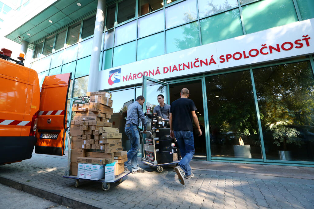 Regióny: Apollo1 - statika. Budova Apollo Bussines Centrum 1 v Bratislave má vážne problémy so statikou. Postupne sa tak z jej priestorov vysťahovávajú všetky firmy a prevádzky.