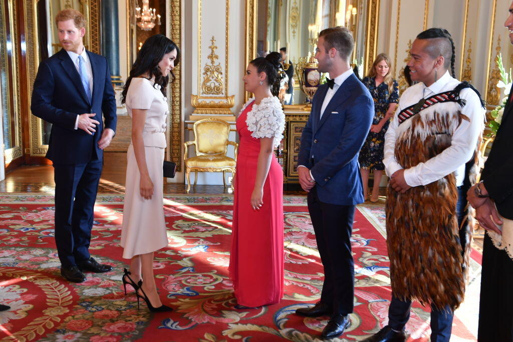Prečo Meghan Markle nosí topánky o číslo väčšie? Chytrý stylingový trik celebrít vás dostane!