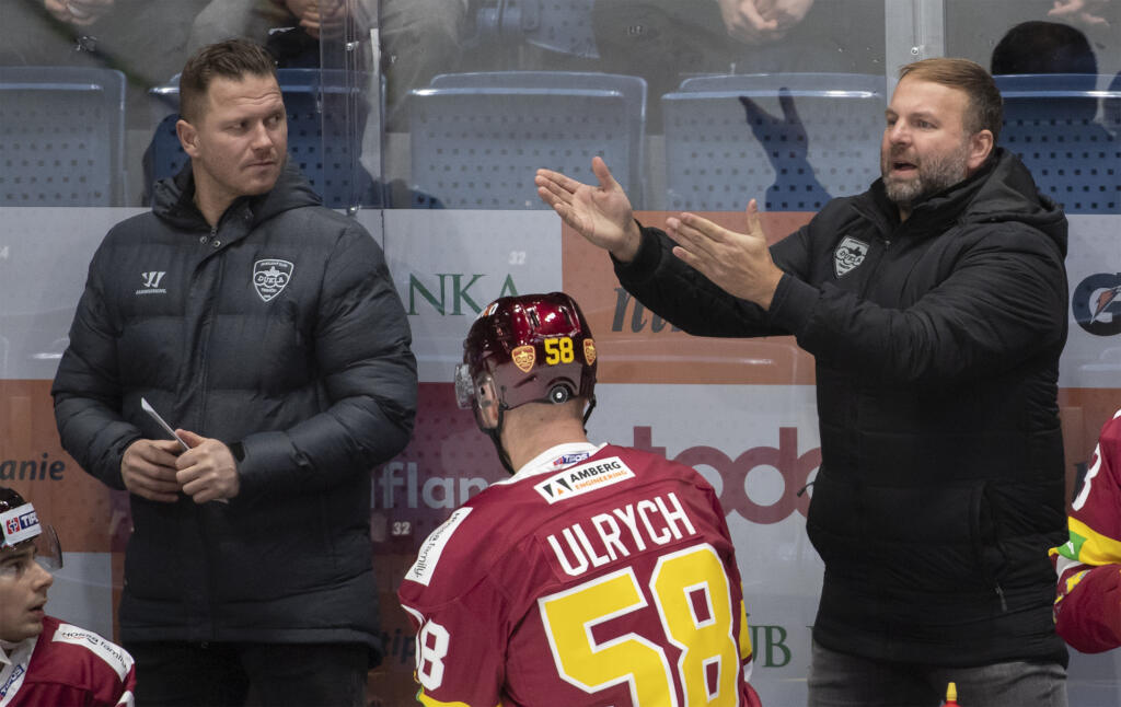 Na snímke vpravo tréner Trenčína Róbert Döme a vľavo asistent Milan Bartovič reagujú počas zápasu 20. kola hokejovej Tipos extraligy medzi HC Slovan Bratislava - HK Dukla Trenčín v Bratislave v piatok 25. novembra 2022.
