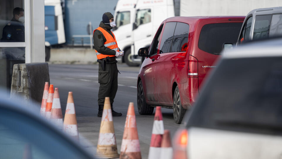 Na snímke rakúska policajná kontrola na slovensko-rakúskom diaľničnom hraničnom priechode Petržalka-Berg, v Bratislave 11. januára 2021. FOTO TASR - Jaroslav Novák